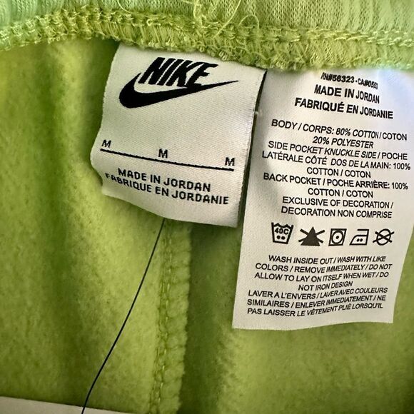 NWT Nike Men’s Sportswear Club Basketball Shorts Vivid Green - Size Medium - Picture 4 of 5